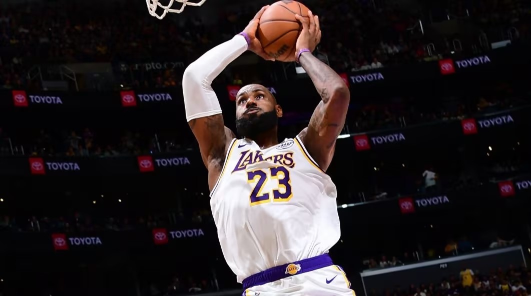 詹姆斯在公牛比赛中战术调整,突破纪录引发热议!的简单介绍 詹姆斯在公牛比赛中战术调整,突破纪录引发热议!的简单介绍